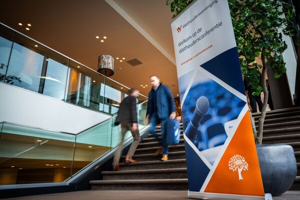 banner op de trap van congres